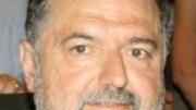 A sinistra Aurelio Donzella capogruppo dell’Idv e Massimo Carlesi capogruppo del Pd a destra la sede di Cariprato-Bpvi