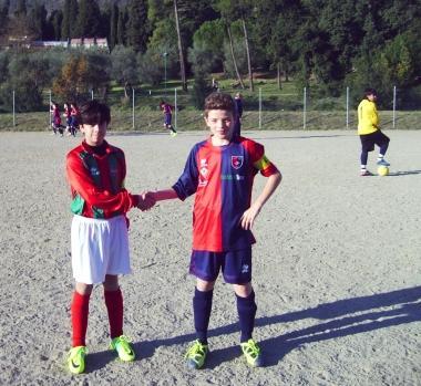 Stretta di mano tra i due capitani Arena e Pacini 