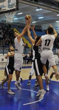 Fratto (4) e Portannese (17) lottano sotto canestro 