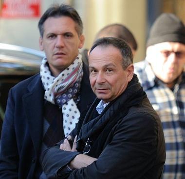 <b>PRIMO GIORNO.</b> Il ds Nicola Salerno con Gazzoli Qui Giannini mentre dirige lallenamento 