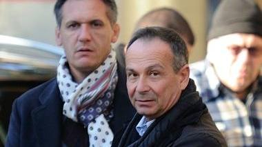 <b>PRIMO GIORNO.</b> Il ds Nicola Salerno con Gazzoli Qui Giannini mentre dirige l’allenamento