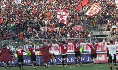 <b> PRIMA E DOPO.</b> La curva nord nel 2007 e (sotto) comera lanno scorso contro il Siena senza pi&ugrave; bandiere e striscioni  