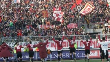 <b> PRIMA E DOPO.</b> La curva nord nel 2007 e (sotto) com’era l’anno scorso contro il Siena senza più bandiere e striscioni