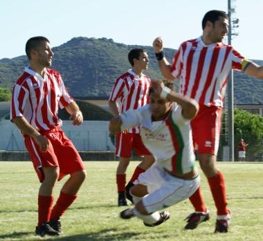 Mohamed, autore del secondo gol, atterrato in area e Giovanni Badia dellAudace al tiro 