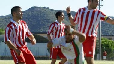 Mohamed, autore del secondo gol, atterrato in area e Giovanni Badia dell’Audace al tiro