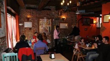 L’interno di una pizzeria a Lucca; a destra, una veduta di Palazzo Orsetti