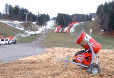 Un cannone sparaneve in Val di Luce  