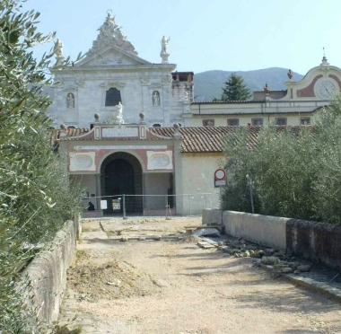 Il piazzale e la strada davanti alla Certosa di Calci 