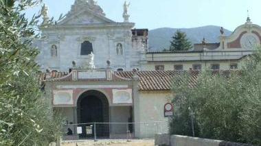 Il piazzale e la strada davanti alla Certosa di Calci