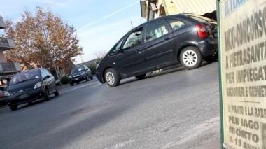 Sopra, Iago Della Santina, morto nello scontro avvenuto sabato notte nel quartiere Terminetto A fianco, il punto di via della Portichina dove è avvenuto l’incidente mortale in cui ha perso la vita il quindicenne: i residenti della zona protestano per il traffico eccessivo e i pericoli