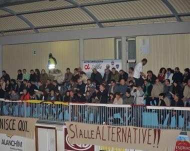 Uno scorcio del pubblico; Aurora Rossi, presidente del Comitato Antinquinamento; Beppe Grillo 