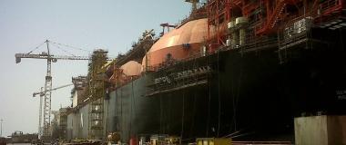 La gasiera Fsru Toscana in fase di assemblaggio nel cantiere a Dubai              