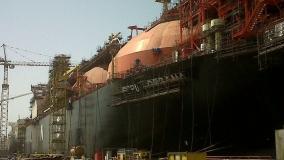 La gasiera Fsru Toscana in fase di assemblaggio nel cantiere a Dubai