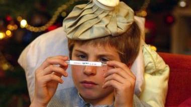 Un bambino con la borsa del ghiaccio (foto archivio)