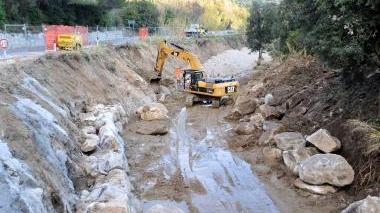 Ruspa al lavoro al fosso degli Alzi esondato la mattina dell’alluvione