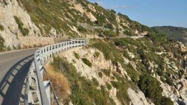 La strada del ciglio rosso che da Campo porta a Cavoli