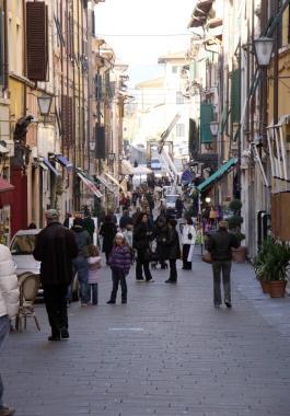 Il centro storico dove da giorni &egrave; polemica per gli sconti anticipati 