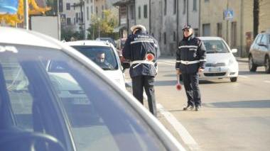 In alto la polizia municipale controlla le auto (Vip)