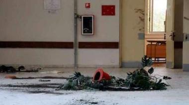 I danni provocati e, a sinistra, il sopralluogo dei vigili del fuoco
