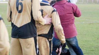 <b>AGGRESSIONE.</b> Durante il match tra Bibbona e Carli Salviano (foto d’archivio)