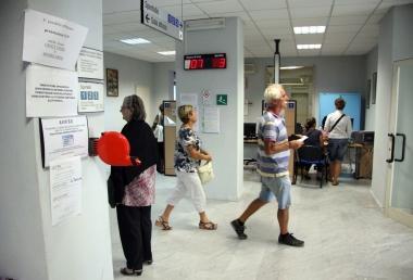 <b>TICKET.</b> Utenti allo sportello del Tabarracci per avere lesenzione 