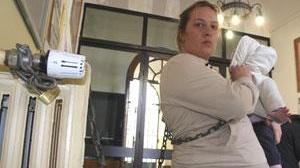 Case popolari, giovane donna si incatena al termosifone