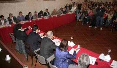 Caos in aula, consigliere allontanato dai vigili urbani
