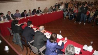Caos in aula, consigliere allontanato dai vigili urbani