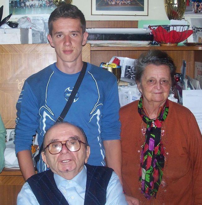 Muore nello schianto il giovane adottato: «Era come un figlio» 