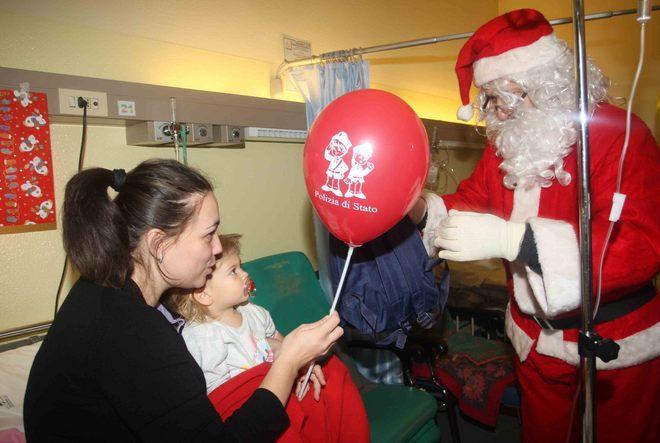 Babbo Natale in distintivo porta auguri in Pediatria 