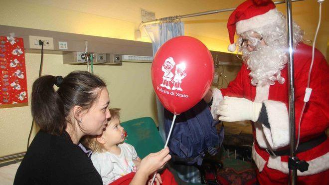 Babbo Natale in distintivo porta auguri in Pediatria