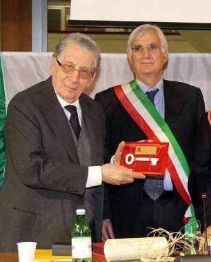 Donato riceve la chiave della citt&agrave; dal sindaco Roberto Pucci 