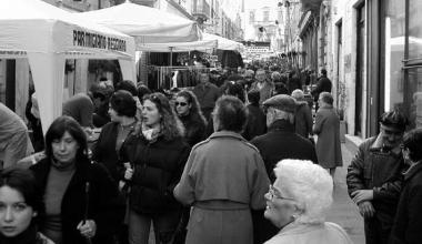 La citt&agrave; invasa dalle bancarelle        