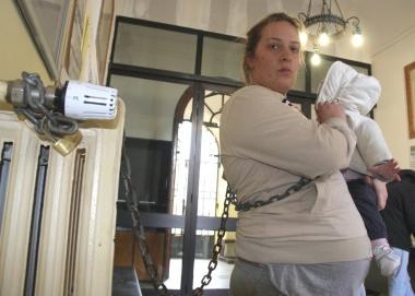 La giovane incatenata col figlio 