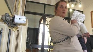 La giovane incatenata col figlio