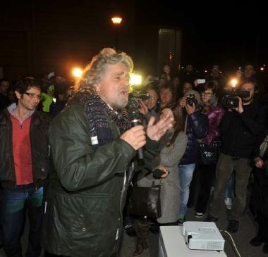 Il blogger genovese Beppe Grillo nel corso del suo intervento; sotto il pubblico 