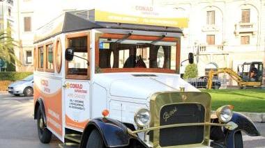 Il mezzo in stile d’epoca utilizzato per promuovere il nuovo supermercato