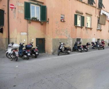 Motorini degli studenti lasciati in sosta lungo via del Fosso 