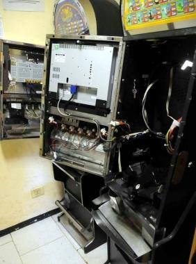 Le slot distrutte dai ladri 