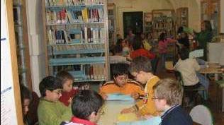 Bambini in una ludoteca