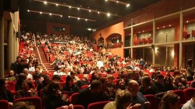 Il pubblico del teatro Politeama di Cascina; il direttore Alessandro Garzella