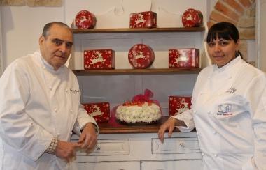 Marzia Piccioli insieme nel padre nel laboratorio appena inaugurato 