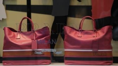 Un negozio con esposte borse di Prada