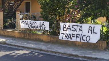 Striscioni di protesta sulla Sarzanese