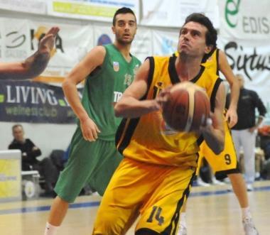 Cecchetti sotto canestro e a destra Vergara 