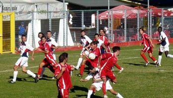 Il Pelli Santacroce in campo e (a destra) lallenatore Luca Polzella sostituito sulla panchina         