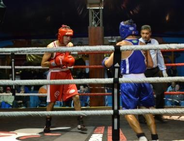 Un incontro di boxe a livello giovanile     