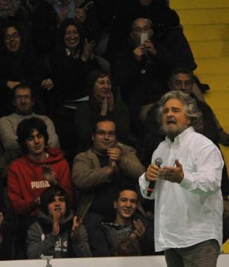 Grillo scalda gli animi; a destra Aurora Rossi del Comitato 